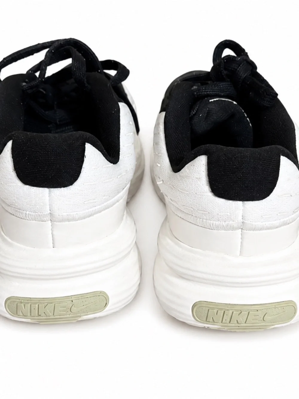 Nike Black and White Chunky Sneakers Size 6.5Y Fits Women 8 excellent Condition
